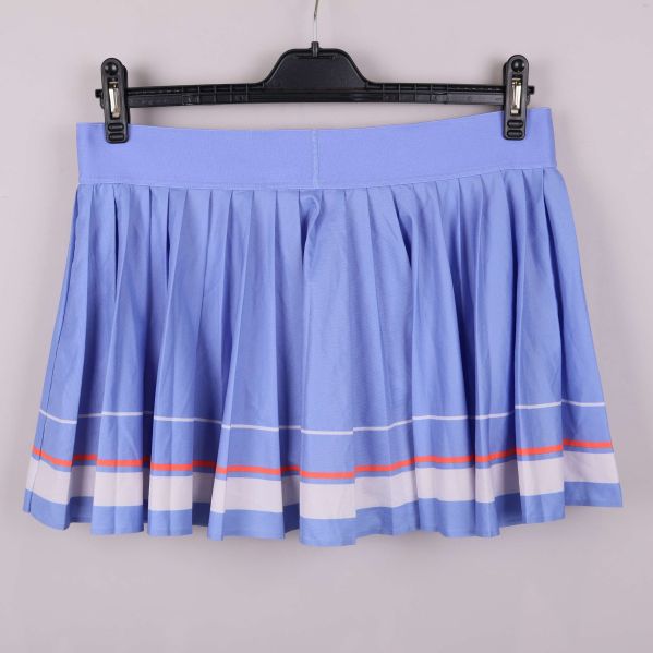 Ljusblå plisserad sportkjol bakifrån med ränder