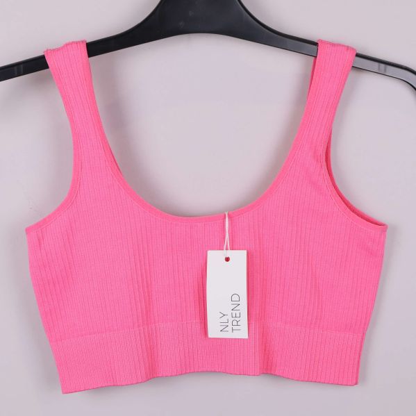 Framsida av rosa ribbad crop top med etikett