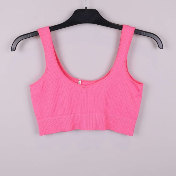Baksida av rosa ribbad crop top på galge