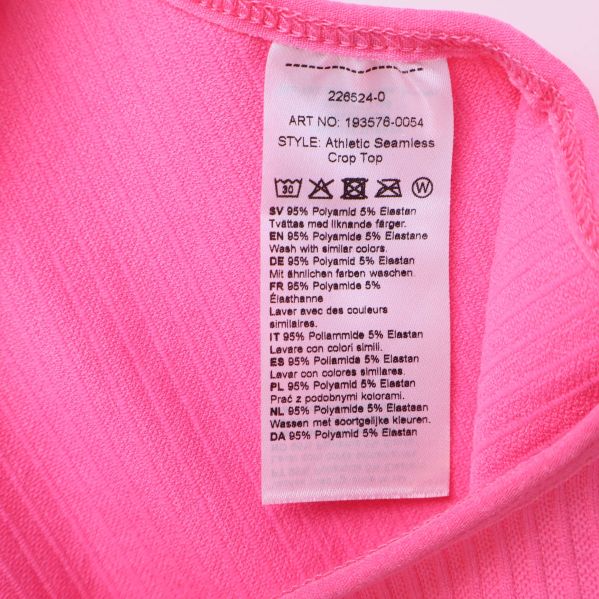 Närbild på innertvättlapp visar material och tvättråd