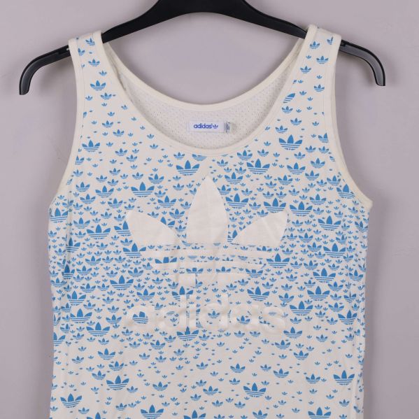 Framsida av linne med blå logotyper och stor adidas-logga