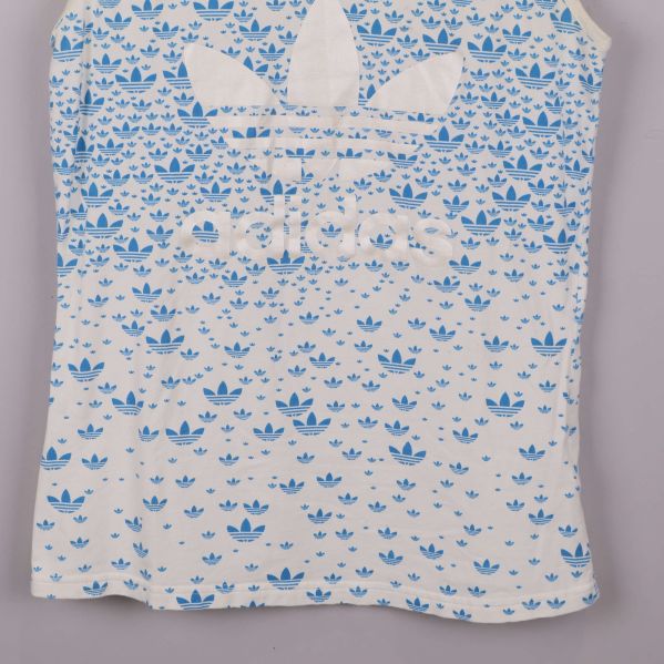 Närbild på nederdel av linne med blå adidasmönster