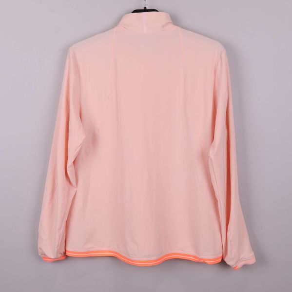 Ljus aprikos jacka med hög krage sedd bakifrån