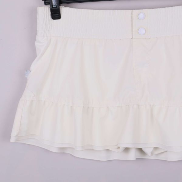 Närbild av volang och resårmidja på shorts