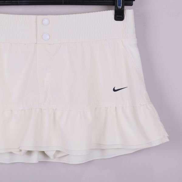 Höger sida med Nike-logga på träningsshorts