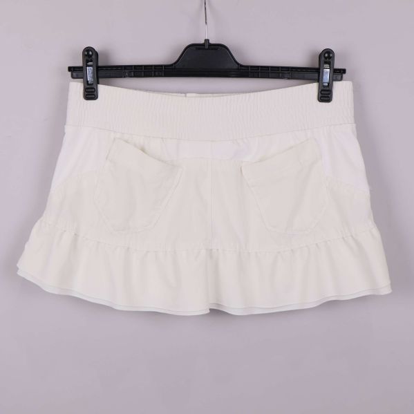 Baksidan av gräddvita tennisshorts med fickor