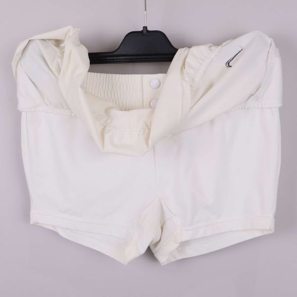 Insida av gräddvita tennisshorts med innershorts