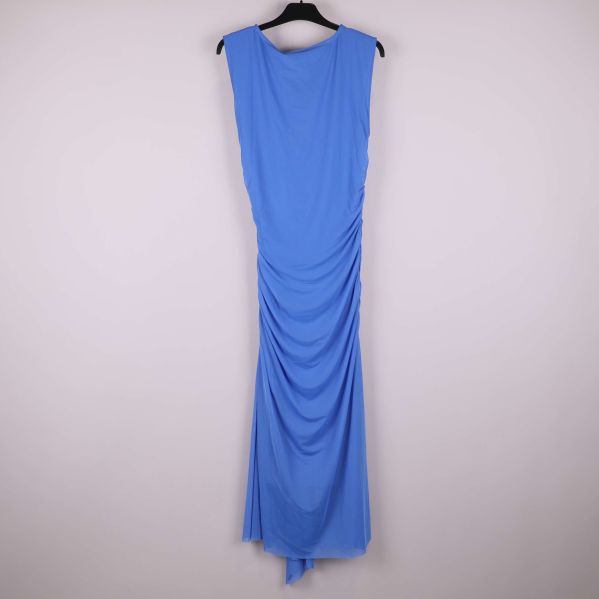 Baksidan av lång blå klänning med drapering