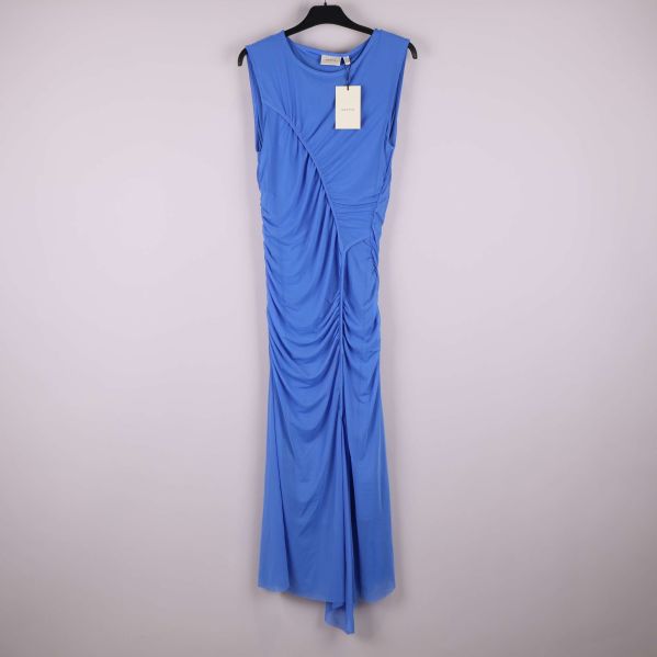 Lång blå klänning med draperad design framtill