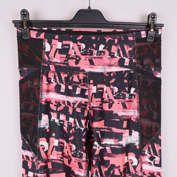 Närbild av hög midja och mönster på träningsbyxa