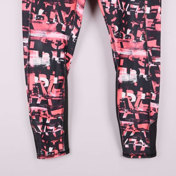 Benens nedre del med kontrastpanel och mönster