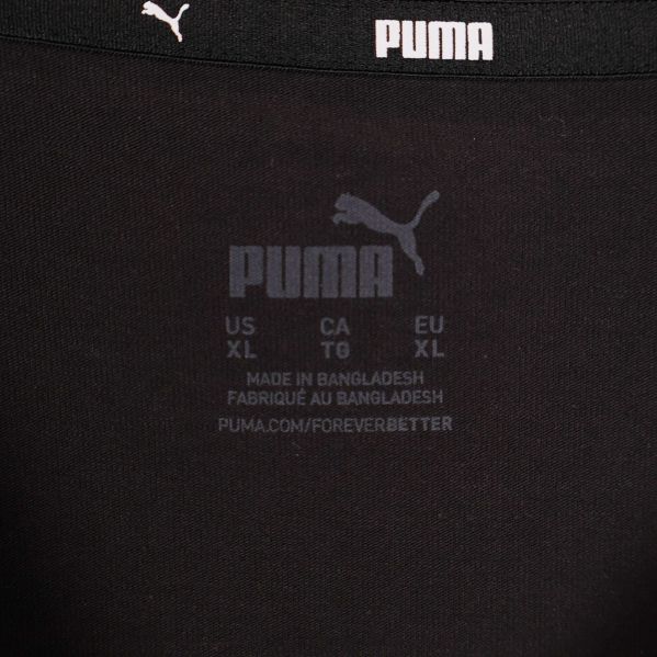 Närbild på PUMA-etikett med storleksinformation XL