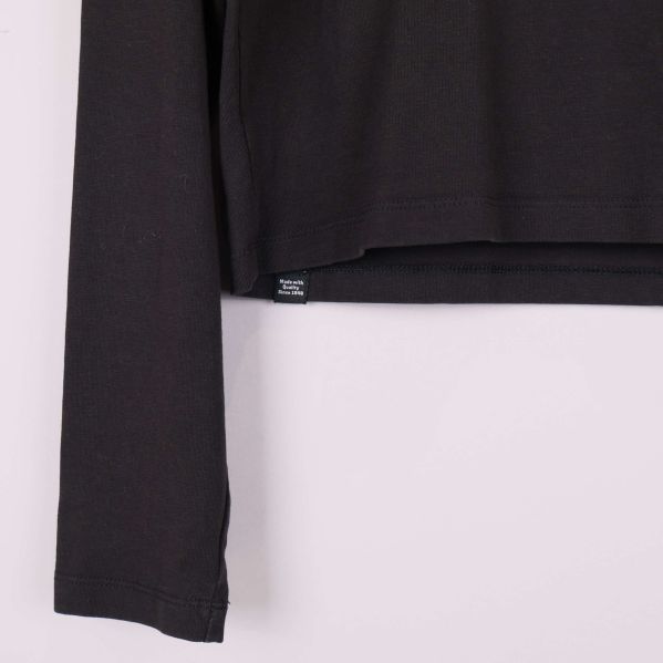 Långt ärmslut och nederkant på svart crop top