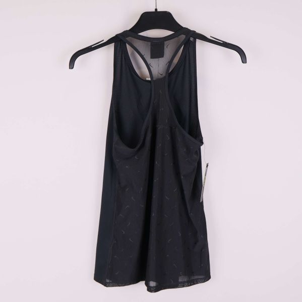 Baksida av svart Nike linne med racerback och diskreta mönster