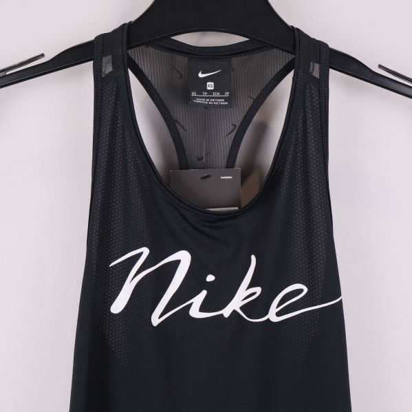 Framsida av Nike linne med vit skriven logotyp