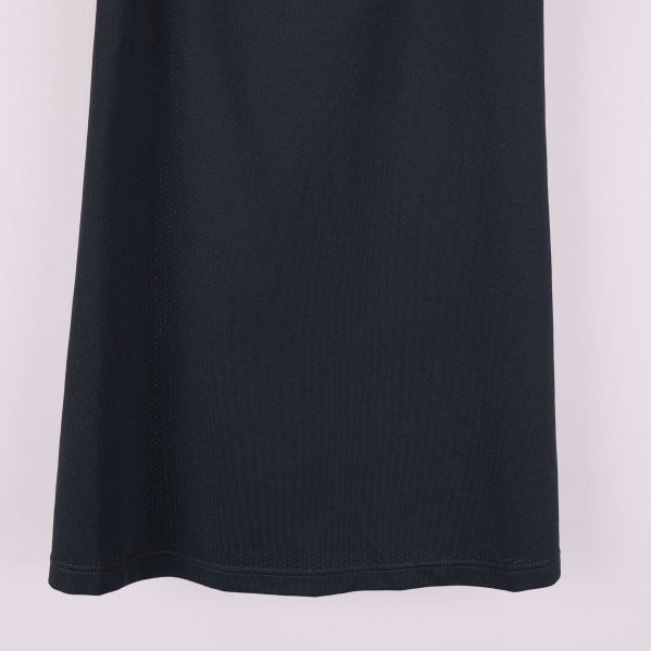 Närbild på nederkanten av svart linne från Nike