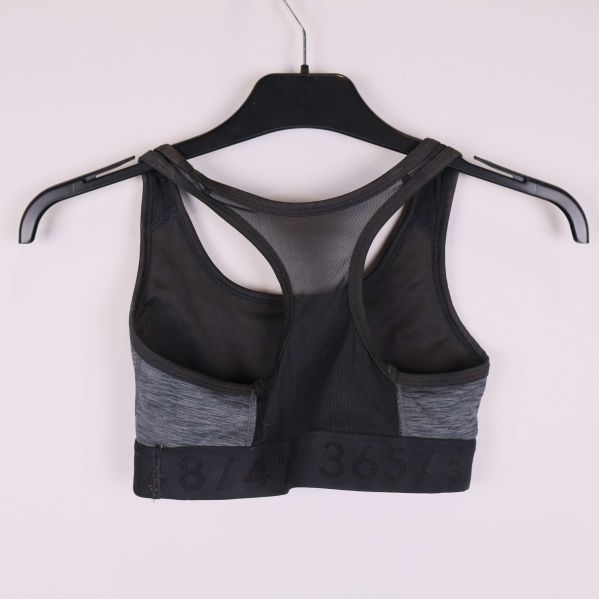 Baksida på sport-bh med svart meshpanel