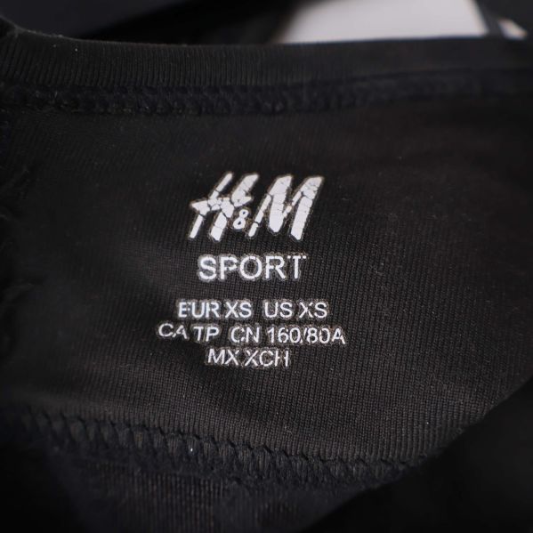 Närbild av H&M Sport etikett inuti sport-bh