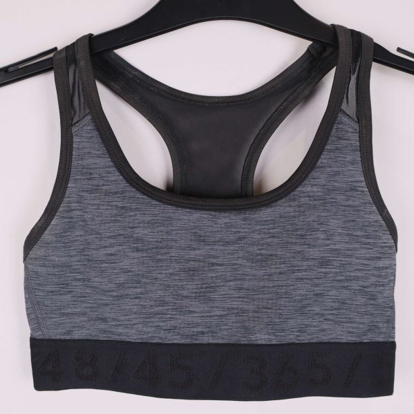 Framsida av sport-bh visar elastiskt band med siffror