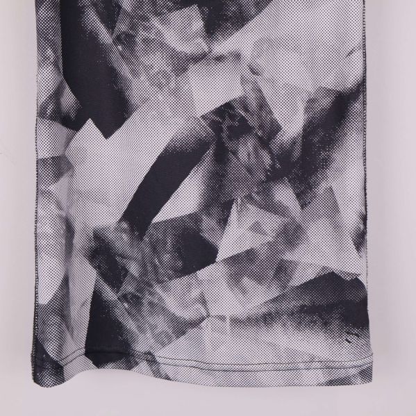 Närbild av tyg och mönster nertill på träningslinnet