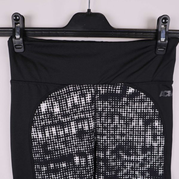 Närbild på midja och ACTIVE Sport-logga på tights