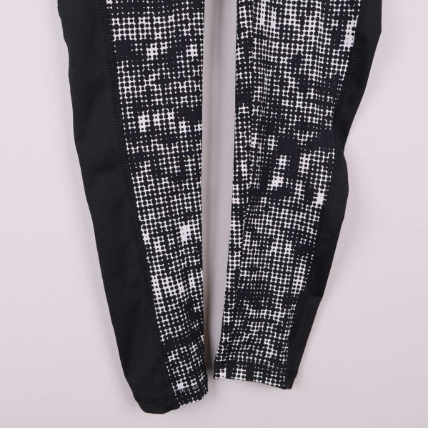 Benavslut med svartvitt mönster och svarta paneler