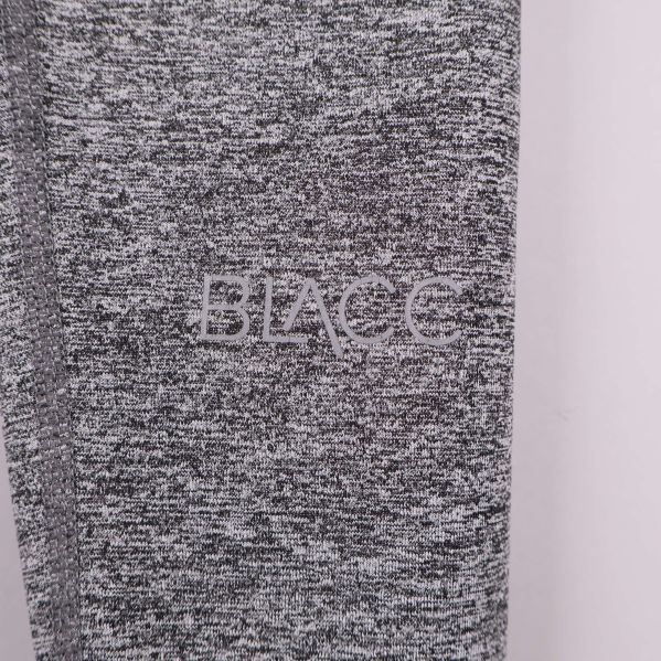 BLACC-logotyp på benet av leggings