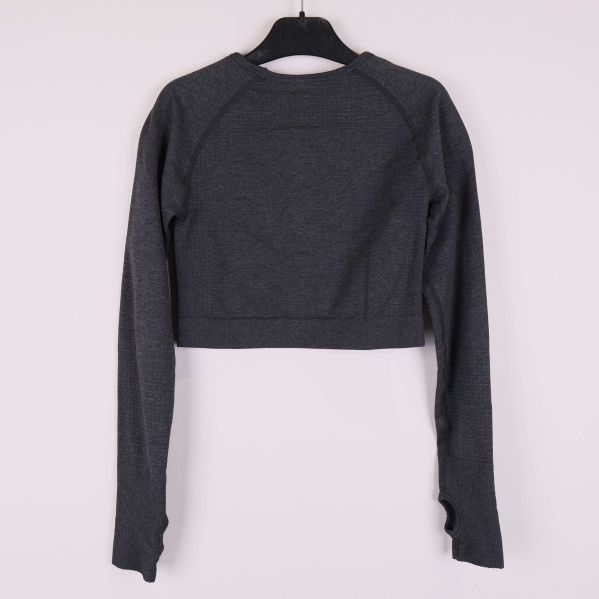 Baksida av mörkgrå cropad tröja med långa ärmar