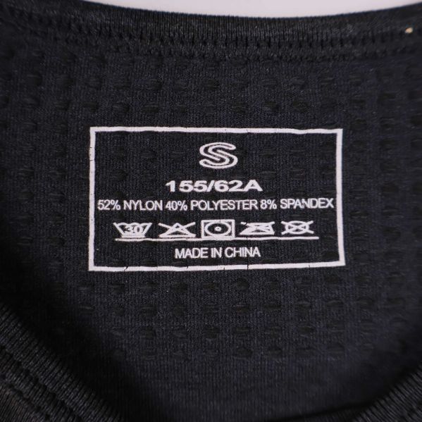 Materiallapp med storlek och materialinnehåll i halsen på tröjan