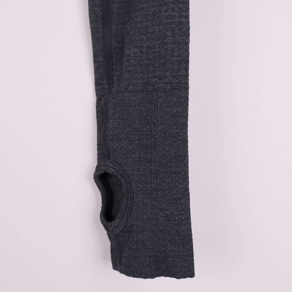 Närbild på ärm med tumhål på mörkgrå tröja