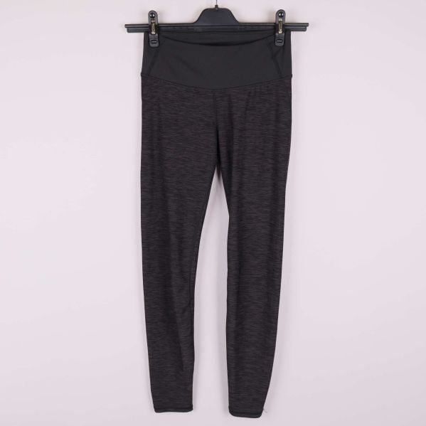 Svarta leggings med hög midja mot ljus bakgrund