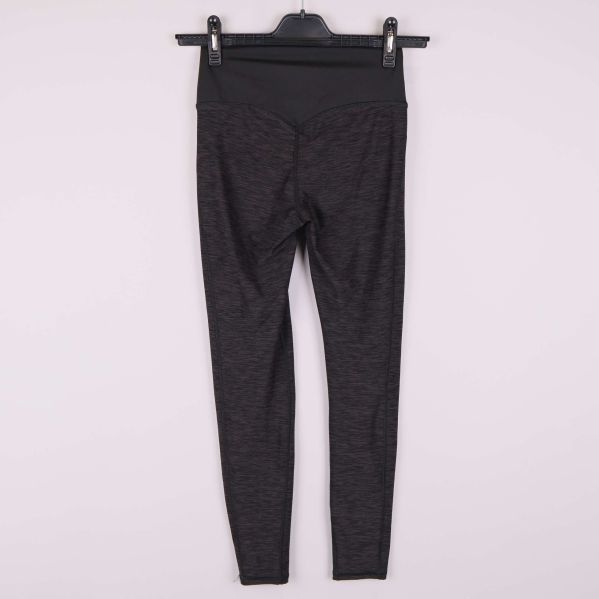 Baksidan av svarta leggings med bred linning