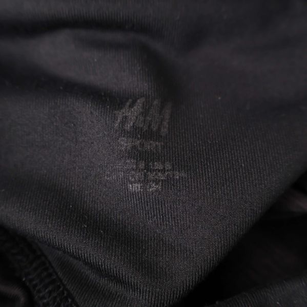 Närbild på H&M Sport logotyp och storleksmarkering