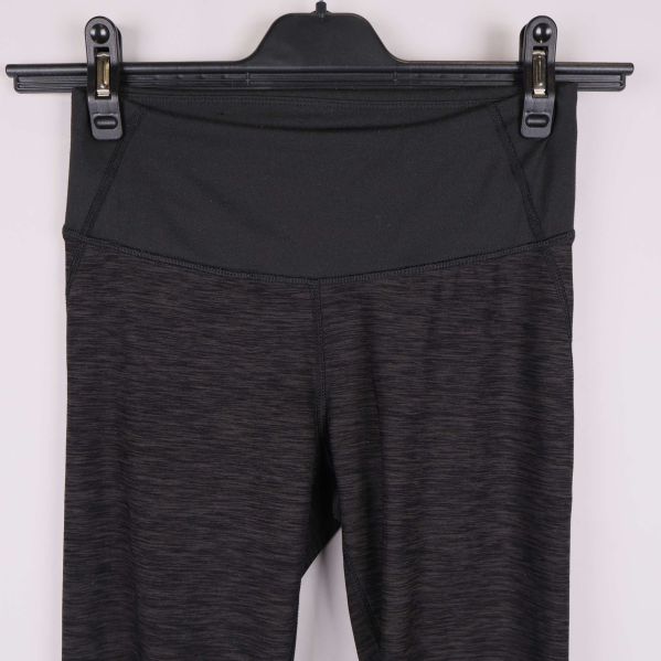 Närbild på leggingsens midja och sömnadsdetaljer