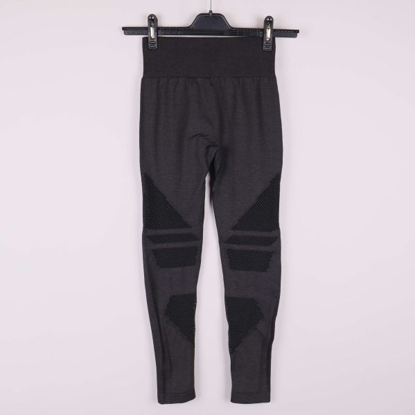 Träningstights med meshdetaljer på baksidan av benen