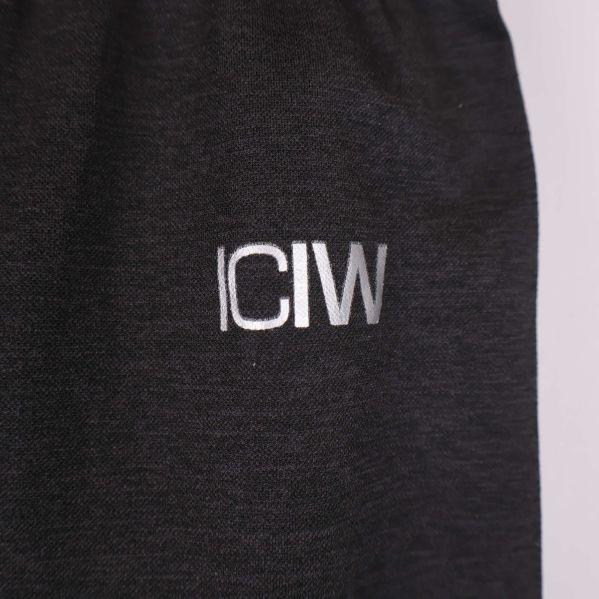 Närbild på ICANIWILL-logga framtill på tightsen