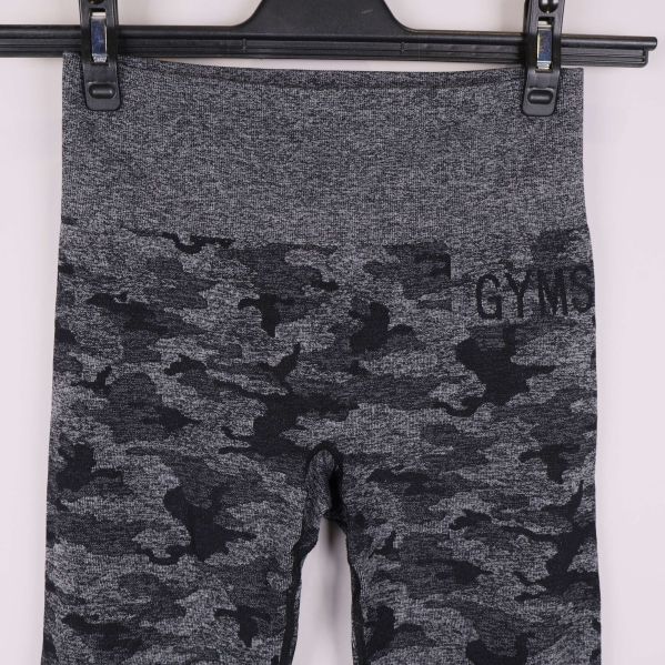 Närbild på camotightsens höga midja och logotyp