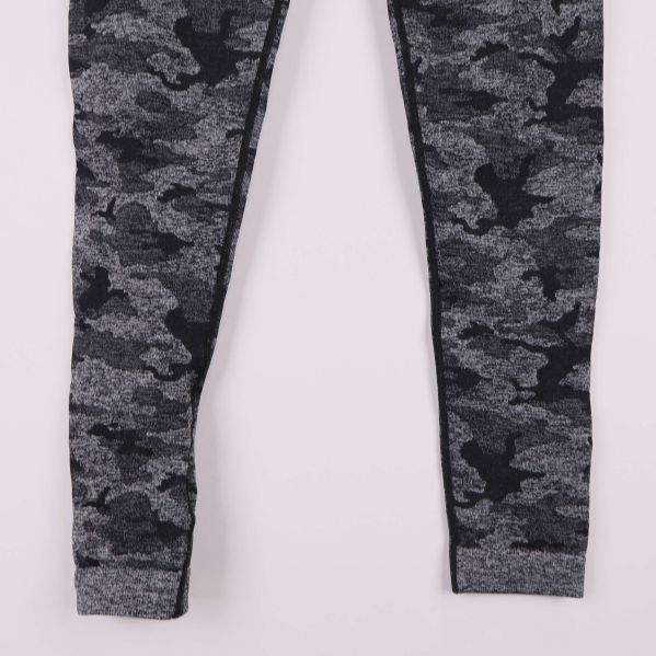 Närbild på nederdelen av benet på tightsen