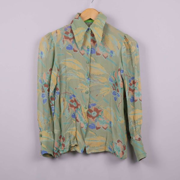 Framifrån bild på blommig blus med spetsig krage