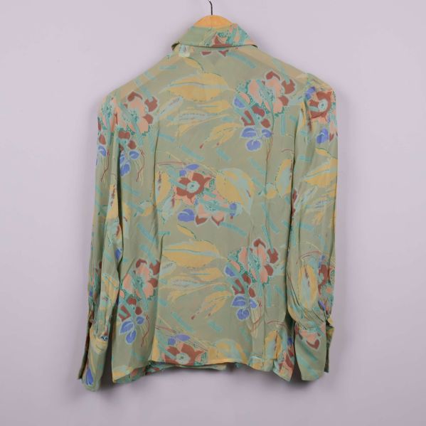 Baksida av blommig blus i pastelliga färger