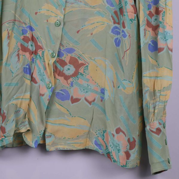 Närbild på blusens nedre del och knappar