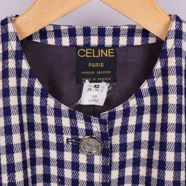 Närbild på Celine-märket och halsringning