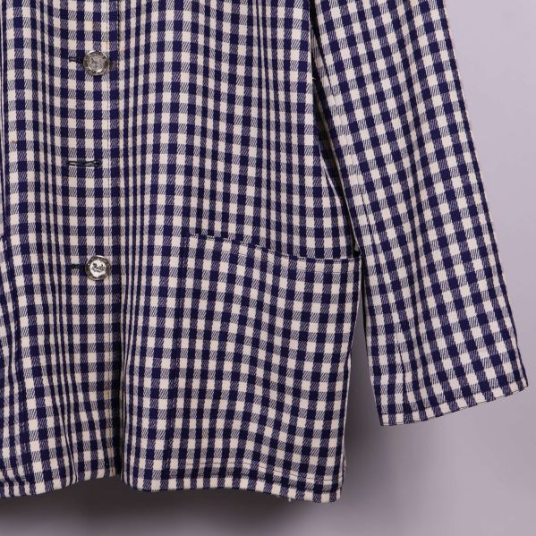 Närbild på kavajens ficka och knappar