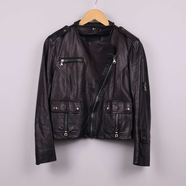 Framsida av svart bikerjacka i läder med fickor och dragkedjor