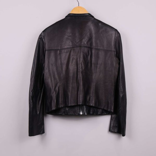 Baksida av svart läderjacka 