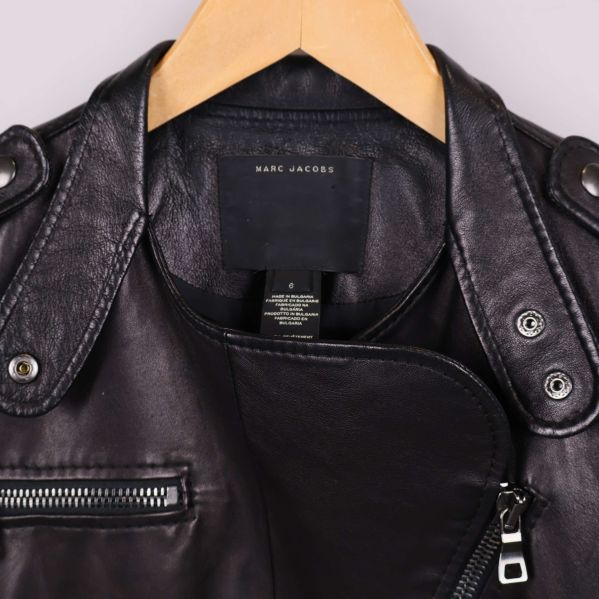 Närbild på krage och etikett Marc Jacobs svart jacka