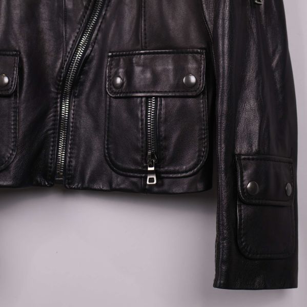 Närbild på fickor och dragkedjor på svart läderjacka