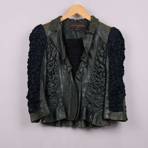 Framsidan på grön läderjacka med rynkade ärmar