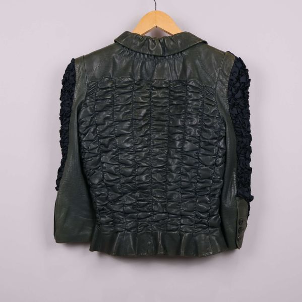 Baksidan av läderjacka med rynkad yta/textur