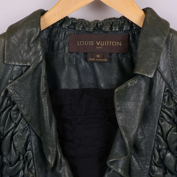 Närbild på Louis Vuitton etikett i nacken